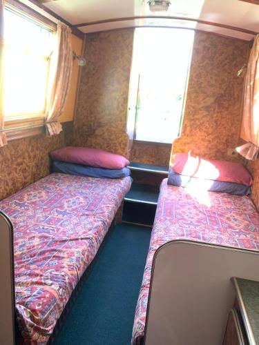 Stone - Boat - Sleeps 4 - Pet Friendly-85ws in Стоун