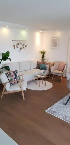 Familienfreundliche und moderne Wohnung mit Balkon in Heitersheim, Deutschland