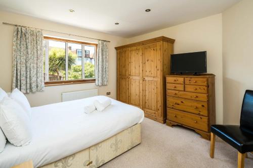 Elegant 2BD House with Garden and Decked Patio, London (photo 4)