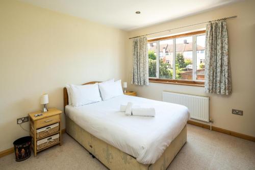 Elegant 2BD House with Garden and Decked Patio, London (photo 5)