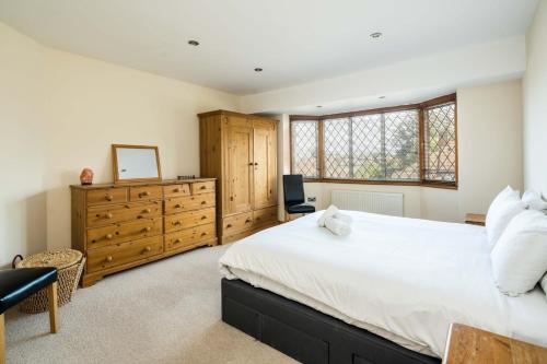 Elegant 2BD House with Garden and Decked Patio, London (photo 7)