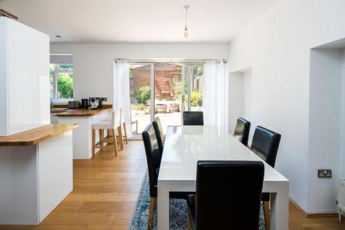 Elegant 2BD House with Garden and Decked Patio, London (photo 9)
