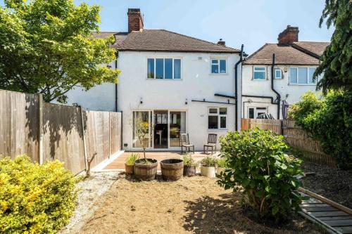 Elegant 2BD House with Garden and Decked Patio, London (photo 10)