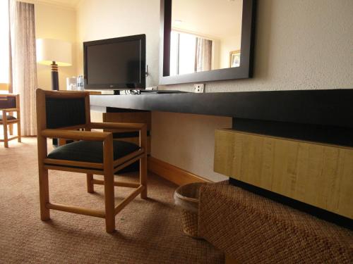 Standard Queen Room with Two Queen Beds image 5