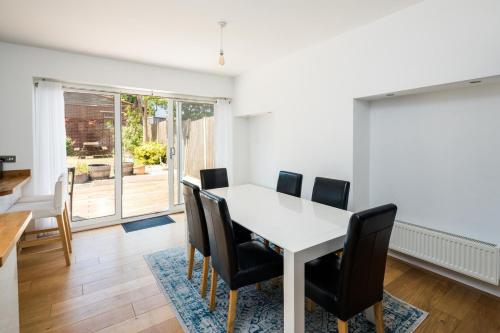Elegant 2BD House with Garden and Decked Patio, London (photo 11)