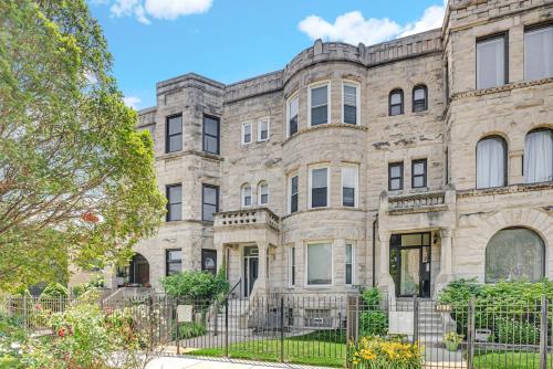 Spacious Bronzeville Apartment in Douglas