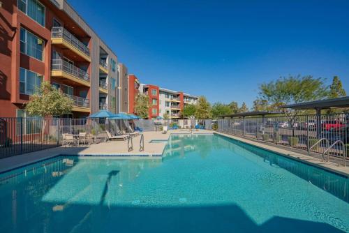 Spacious 2BD - Gym, Pool, Parking, W-D - Sleeps 8, Tempe (Foto 2)