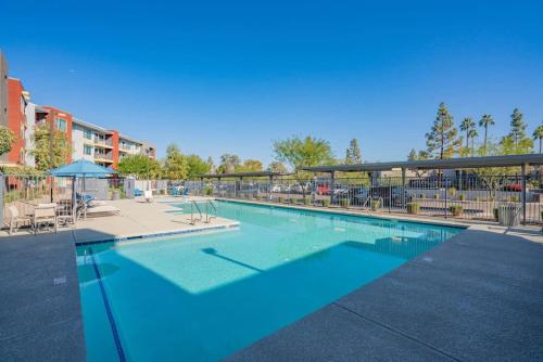 Spacious 2BD - Gym, Pool, Parking, W-D - Sleeps 8, Tempe (Foto 10)