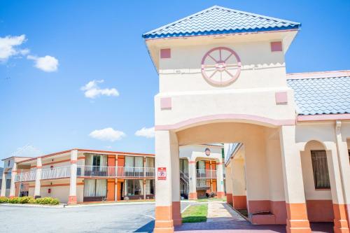 Rodeway Inn & Suites Greensboro Southeast in Greensboro, USA