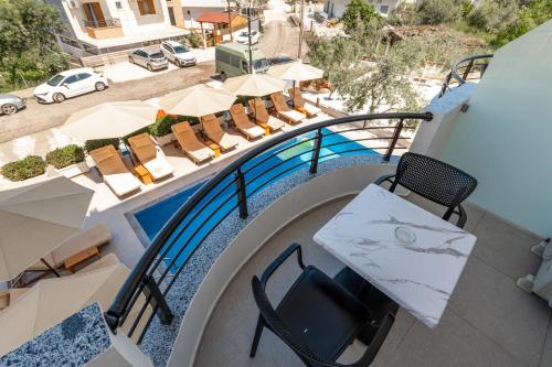 Deluxe Triple Room with Pool View image 10