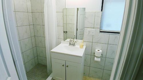 King-bed room with private bath -FREE WIFI-Self check in- New London-Mystic in นิวลอนดอน (CT)