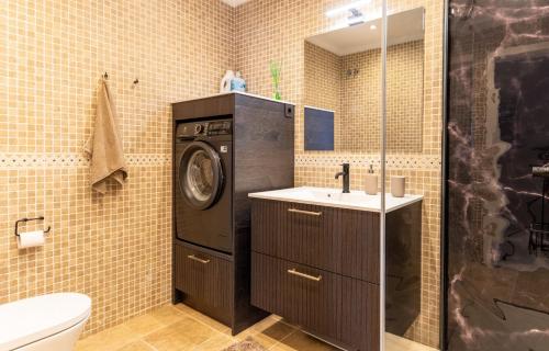 Three-Bedroom Deluxe Apartment image 9