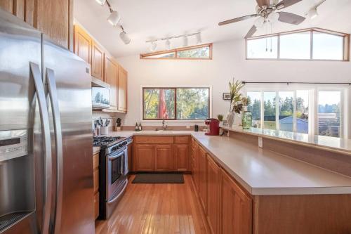 virtuve, # Marbella Lane - Nature Escape at Shady Lake in Cascade-Fairwood (WA)