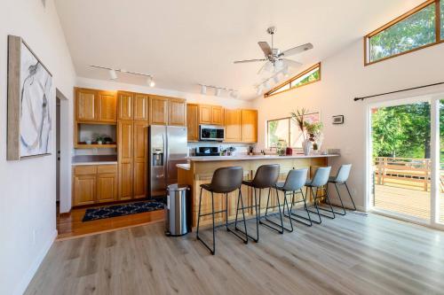 virtuve, # Marbella Lane - Nature Escape at Shady Lake in Cascade-Fairwood (WA)