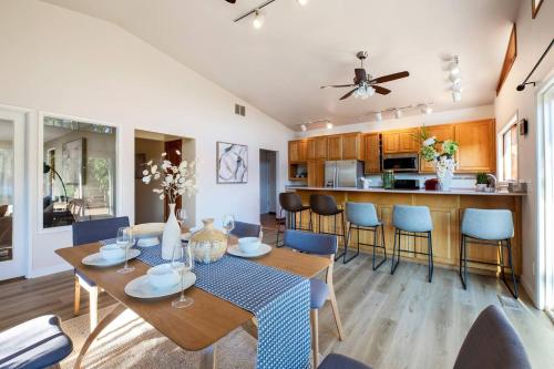 virtuve, # Marbella Lane - Nature Escape at Shady Lake in Cascade-Fairwood (WA)