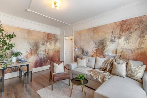 Trendy Central London Gem Next Victoria Station, London