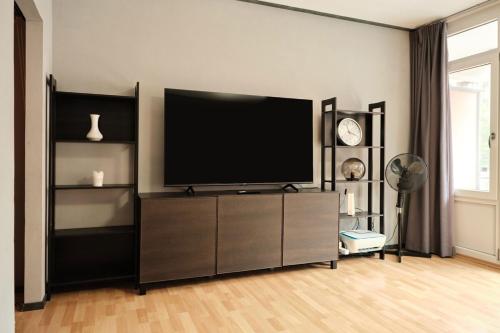 Spacious Flat by the Rhine Ideal for Groups, Нойс (фото 3)