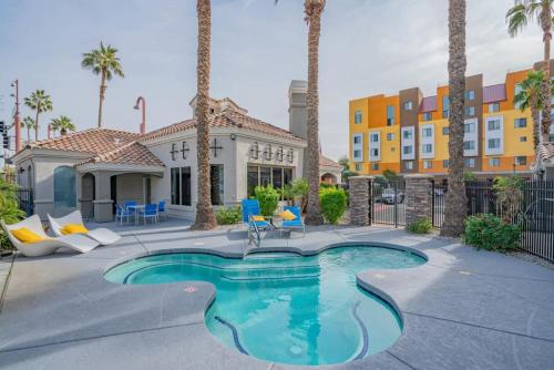 Posh 2BD - Midtown - Gym, Pool, W-D, Parking - Sleeps 8 thumb 3