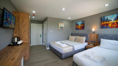 1 double bed, 1 twin bed