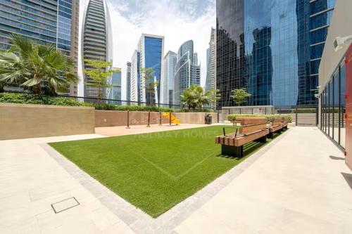 Canal Luxe Burj 1BR Sleeps 4 with Pool and Gym, Dubai (Foto 8)