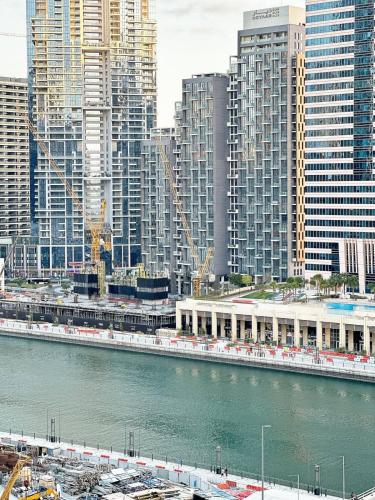Canal Luxe Burj 1BR Sleeps 4 with Pool and Gym, Dubai (Foto 5)