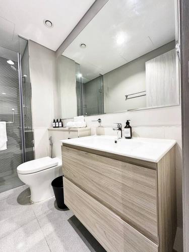 Canal Luxe Burj 1BR Sleeps 4 with Pool and Gym, Dubai (Foto 9)