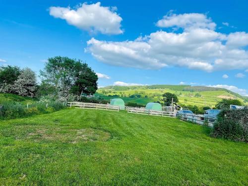 Градина, Green Dragon Pod - Sleeps 2 & Parking in Trewern