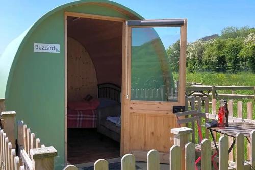 Фасада на хотела, Green Dragon Pod - Sleeps 2 & Parking in Trewern
