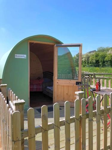 Фасада на хотела, Green Dragon Pod - Sleeps 2 & Parking in Trewern