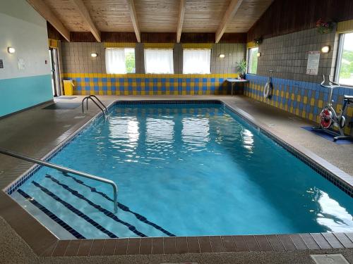 Swimming pool, Budget Host Inn in Buffalo (MN)