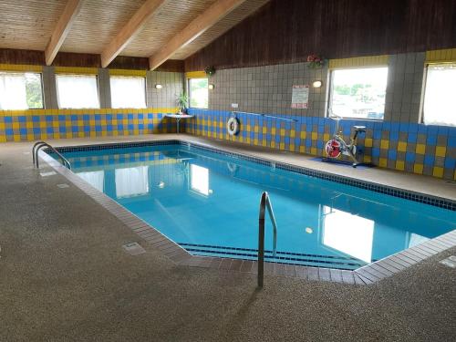 Swimming pool, Budget Host Inn in Buffalo (MN)