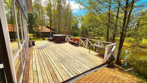 Exterior view, Atostogu namas su baseinu, jacuzzi ir pirtimi in Sendvario