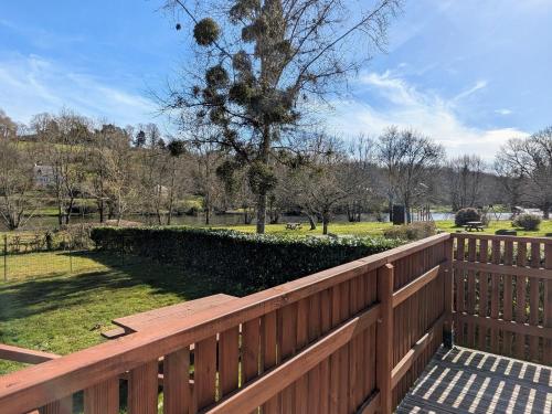 Gîte au Bord de la Creuse avec Jardin Privé - FR-1-591-735 (Gite au Bord de la Creuse avec Jardin Prive - FR-1-591-735) in Badecon-Le-Pin