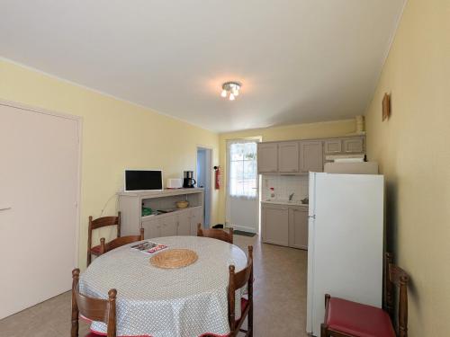 Gîte au Bord de la Creuse avec Jardin Privé - FR-1-591-735 (Gite au Bord de la Creuse avec Jardin Prive - FR-1-591-735) in Badecon-Le-Pin