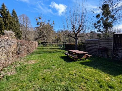 Gîte au bord de la Creuse avec parking privé à Ceaulmont - FR-1-591-736 (Gite au bord de la Creuse avec parking prive a Ceaulmont - FR-1-591-736) in Badecon-Le-Pin