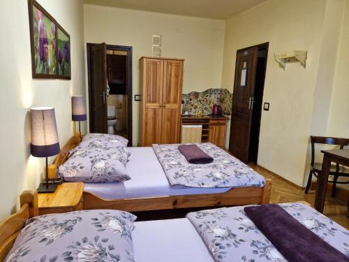 1 double bed, 1 twin bed