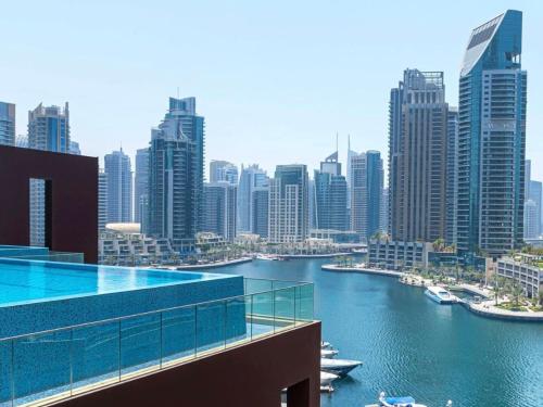 สระว่ายน้ำ, จูเมราห์ ลิฟวิ่ง มารีนา เกท โฮเทล (Jumeirah Living Marina Gate Hotel) near ดูไบมารีนา