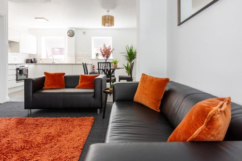 Waterfront 2 Bed Apartment - Free Parking & Wi-Fi