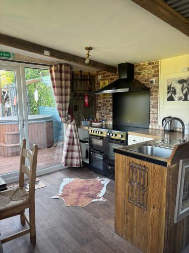 Bridie -rose rural shepherd hut , sleeps 4 with wood fuel hot tub in Pembridge