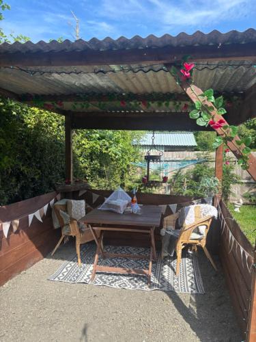 Four Seasons Country Retreat with Wood Fuel Hot Tub close to kington Market Town in Pembridge