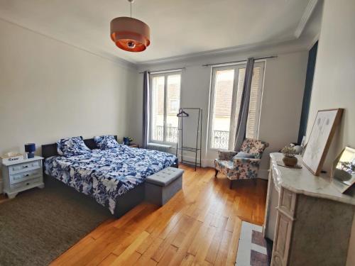 large 5-bedroom 2 floor apartment 200 m2 in Nemours