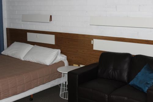 1 queen bed, 2 twin beds, 1 futon bed