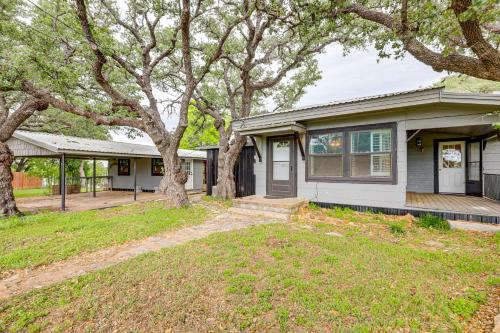 Deck, Hot Tub and Lake View Brownwood Home! in Brownwood (Texas)