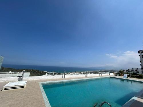 Úszómedence, Appartement moderne avec vue mer in Cabo Negro