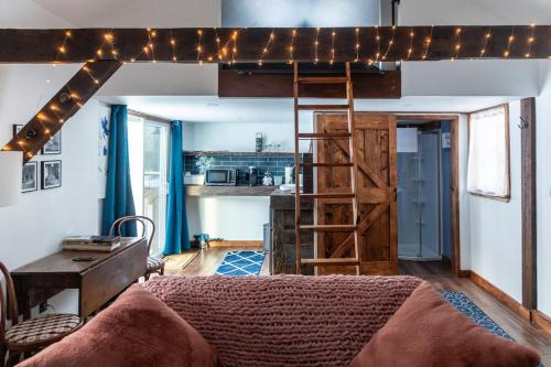 Cozy Cabin Gateway with Pool and Firepit in มอนตโกเมอรี (นิวยอร์ก)