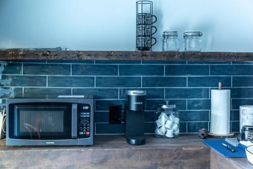 Cozy Cabin Gateway with Pool and Firepit in มอนตโกเมอรี (นิวยอร์ก)