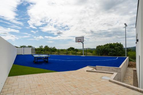 兒童遊樂場, Luxury Spa Villa w Heated Pool, Jacuzzi & Sauna in 庫克利卡