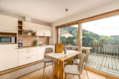 Apartment with Mountain View