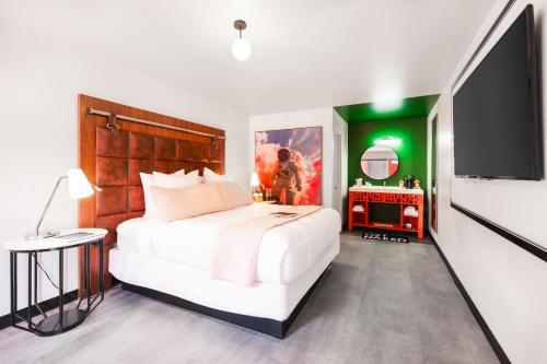 King Room image 7