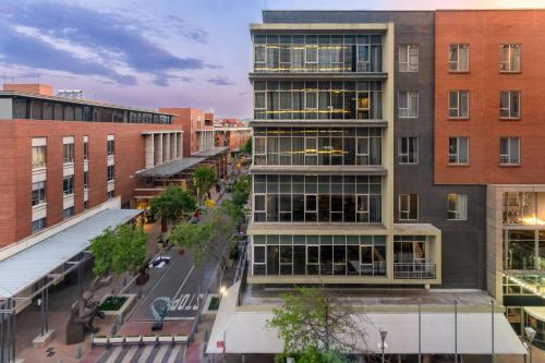 2 Bedroom Apartment, Bedroom 1: 1 King, Bedroom 2: 2 Double image 9
